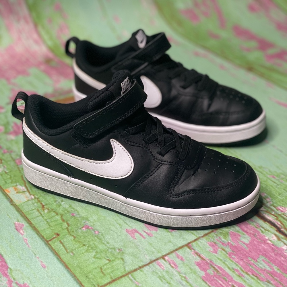 Youth boys Nike Borough Low 2 size 2Y